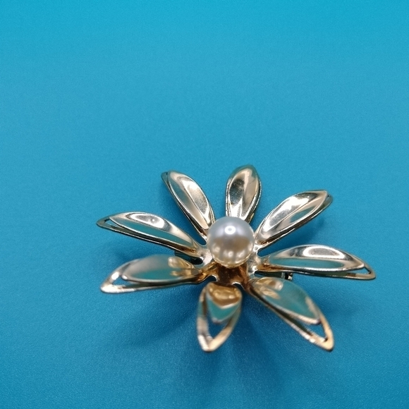 Vintage Metal Flower Brooch Daisy Spring Fashion Gold Tone Faux Pearl - Picture 5 of 6